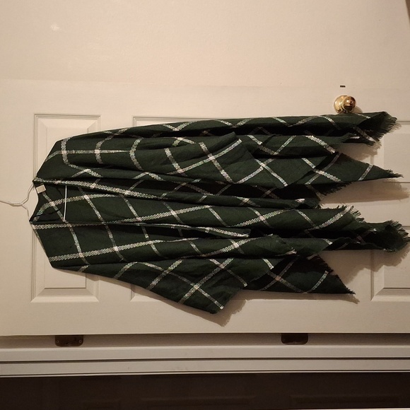 C Est 1946 Festive Winter Poncho Shawl Elegant Warmth - Picture 1 of 4